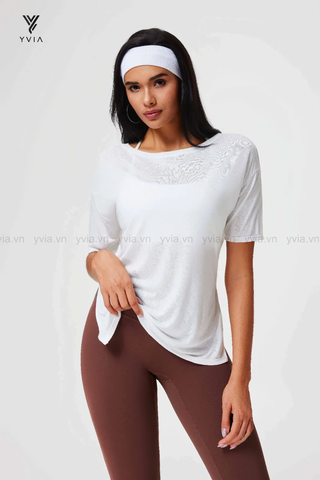 Áo thun basic cổ tròn tay ngắn với dáng suông xẻ tà – ảnh 3