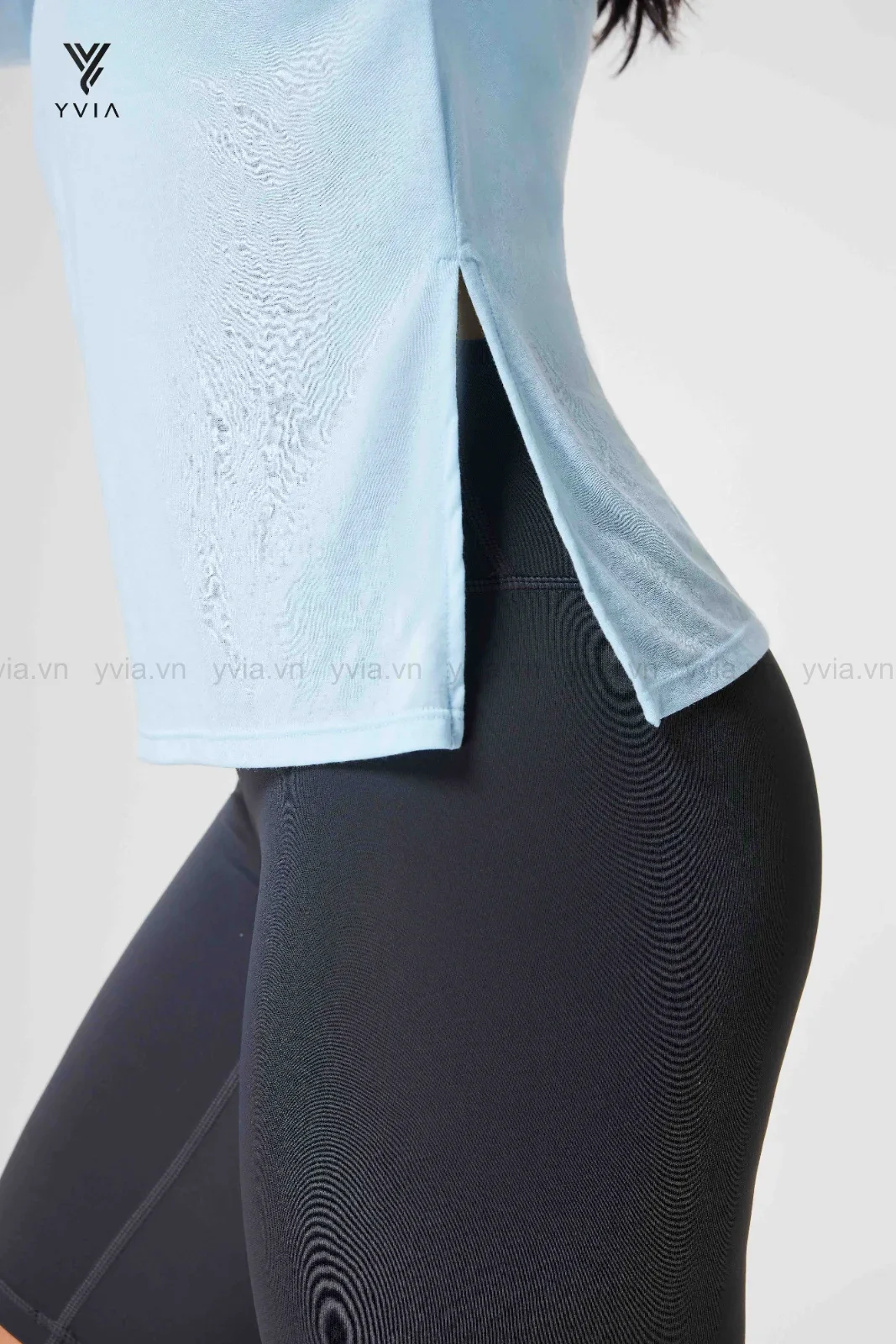 Áo thun basic cổ tròn tay dài với dáng suông xẻ tà – ảnh 4
