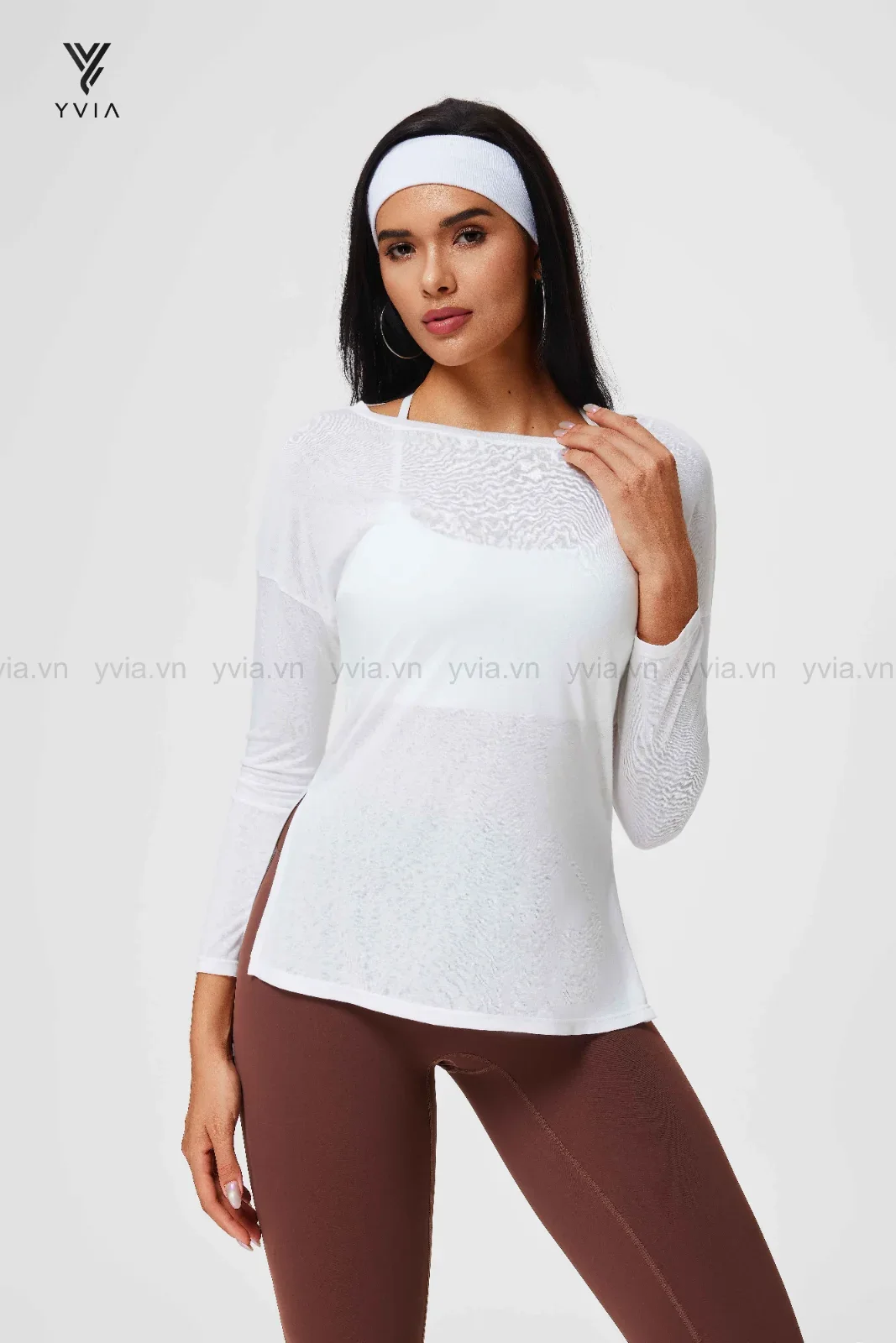 Áo thun basic cổ tròn tay dài với dáng suông xẻ tà – ảnh 3