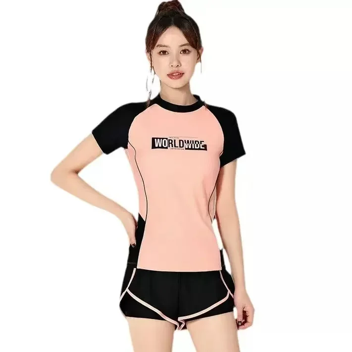 Bộ đồ bơi áo có điểm nhấn là hàng chữ WordWide phá cách với tay ngắn phối cùng màu quần ngắn – ảnh 4