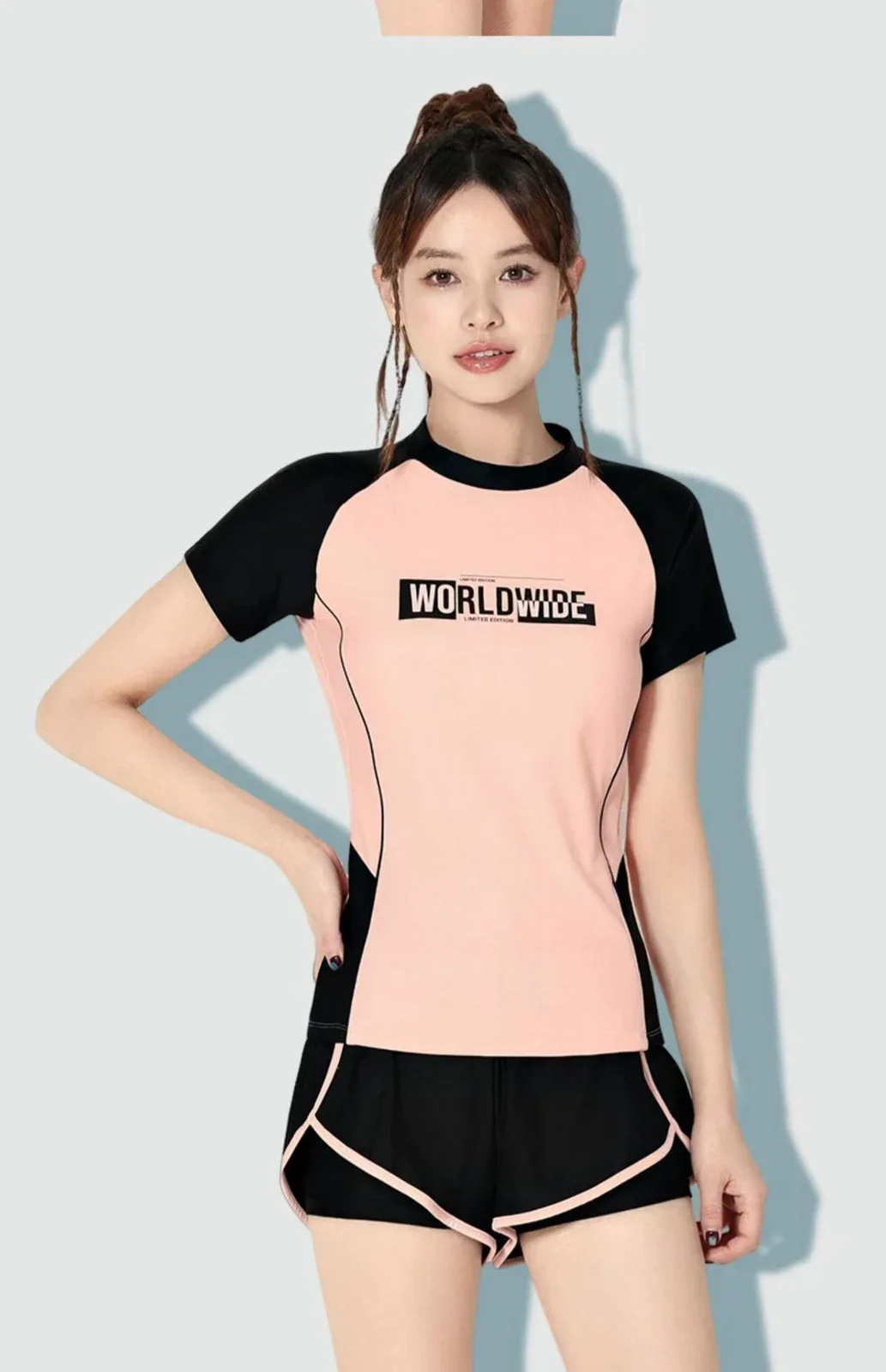 Bộ đồ bơi áo có điểm nhấn là hàng chữ WordWide phá cách với tay ngắn phối cùng màu quần ngắn – ảnh 3
