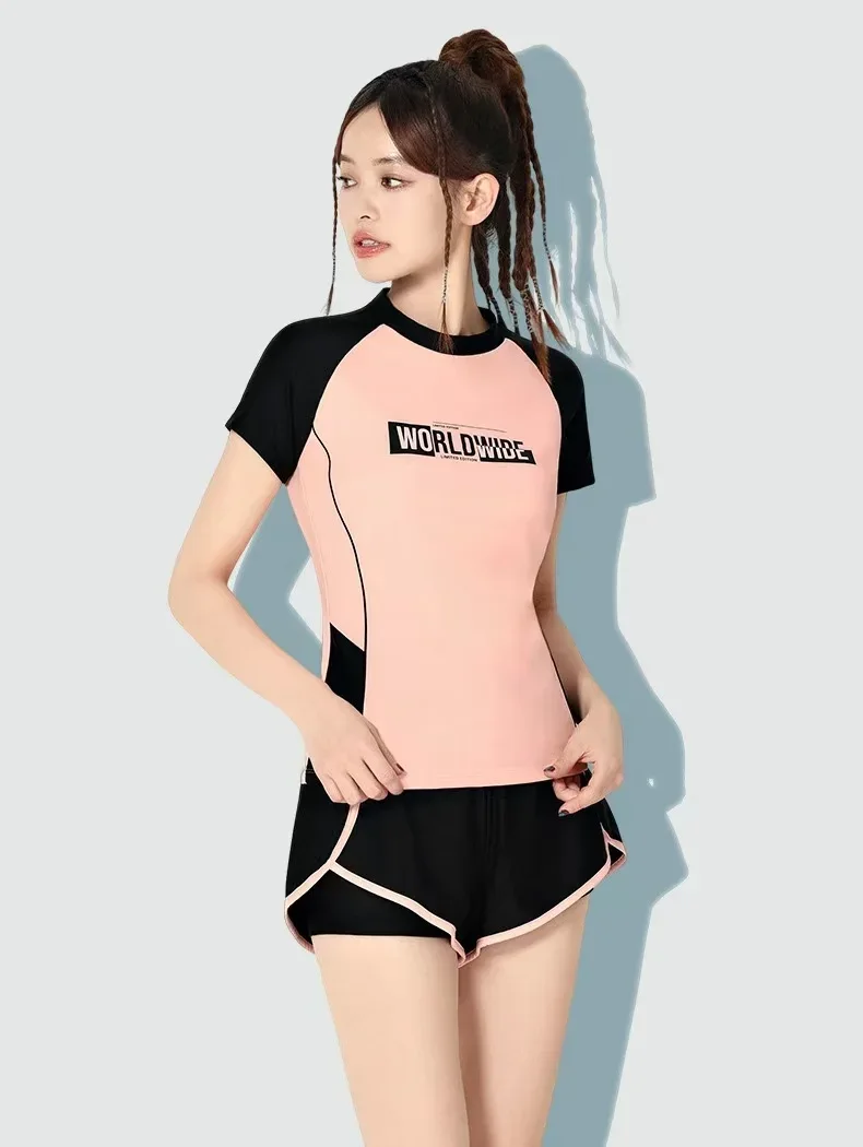 Bộ đồ bơi áo có điểm nhấn là hàng chữ WordWide phá cách với tay ngắn phối cùng màu quần ngắn – ảnh 2